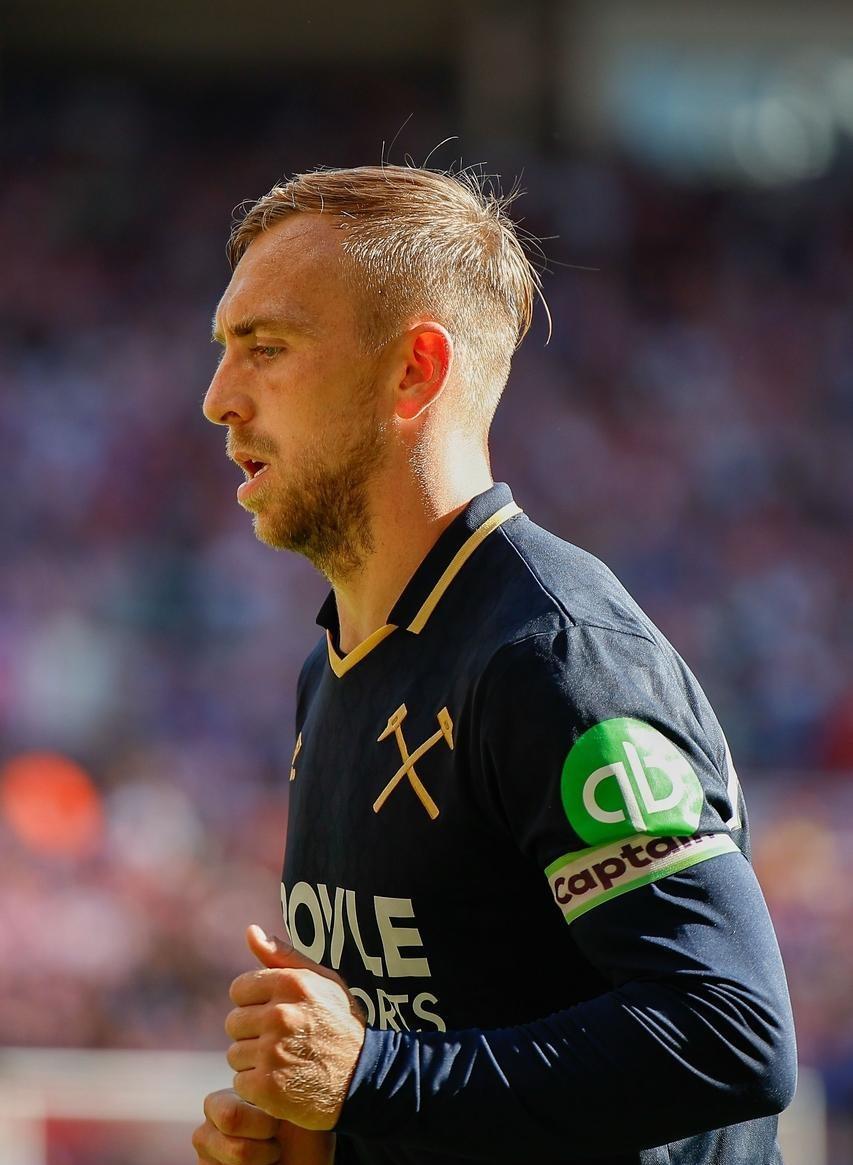 开云在线平台-转折点！上海海港防线松动，英超集结日攻防权衡，球迷炸锅，训练强度明显提升的简单介绍