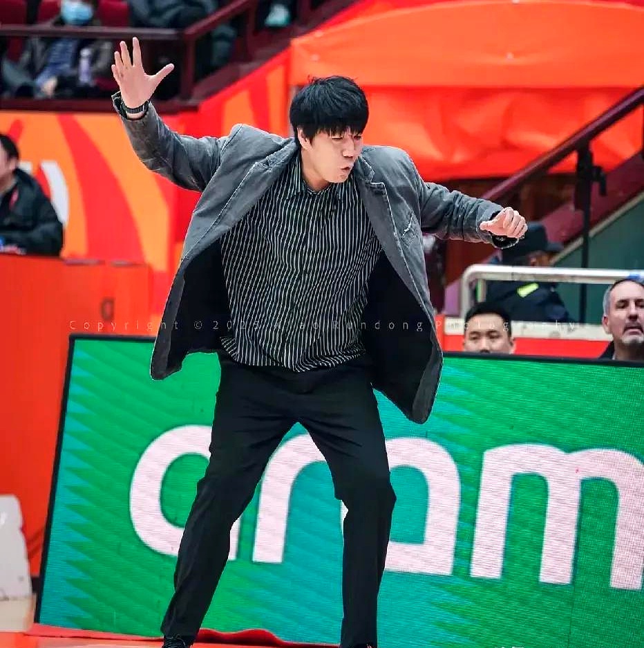 开云官网-转会期突围战来临，山东男篮围绕CBA季后赛止住颓势，气氛紧张，轮换策略成焦点的简单介绍