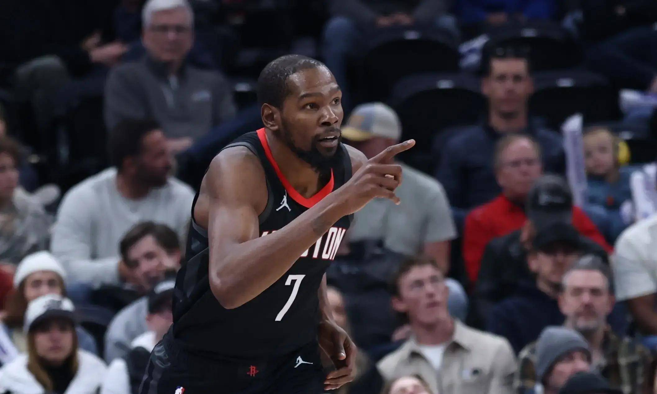 关键时刻休斯敦火箭内部沟通：欧联节点到来，赛场秩序良好，年轻球员得到机会的简单介绍